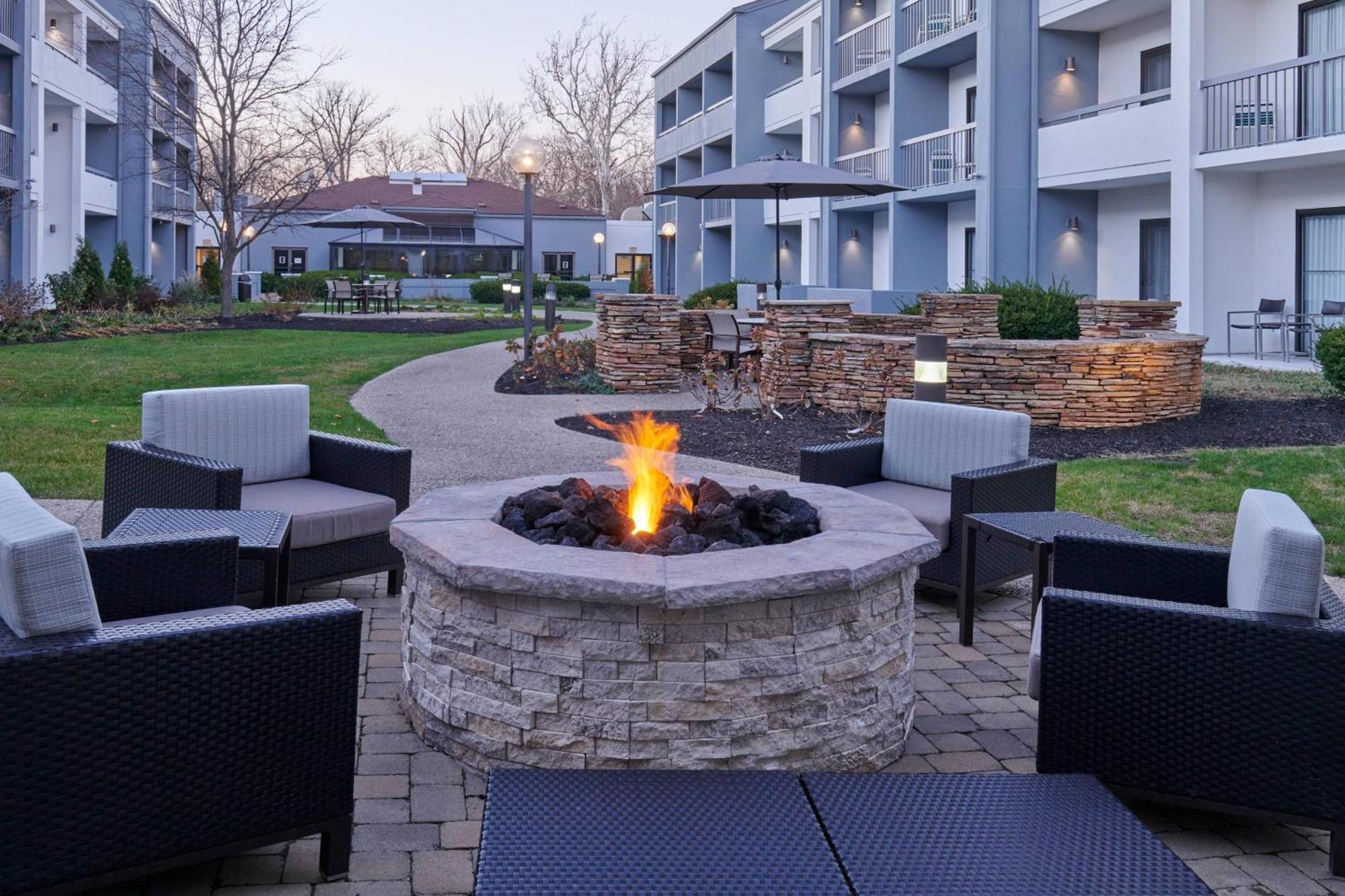 Courtyard By Marriott Indianapolis Castleton Hotel Buitenkant foto