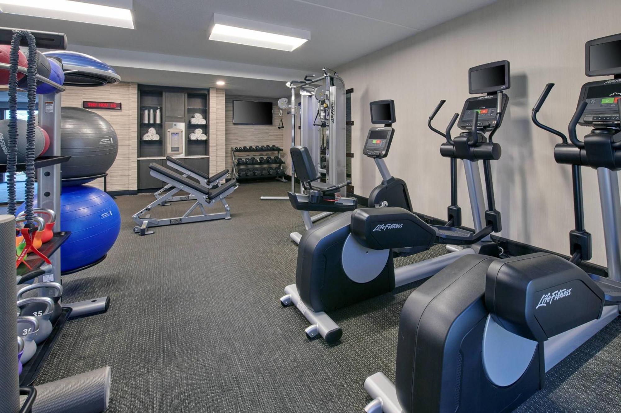 Courtyard By Marriott Indianapolis Castleton Hotel Buitenkant foto