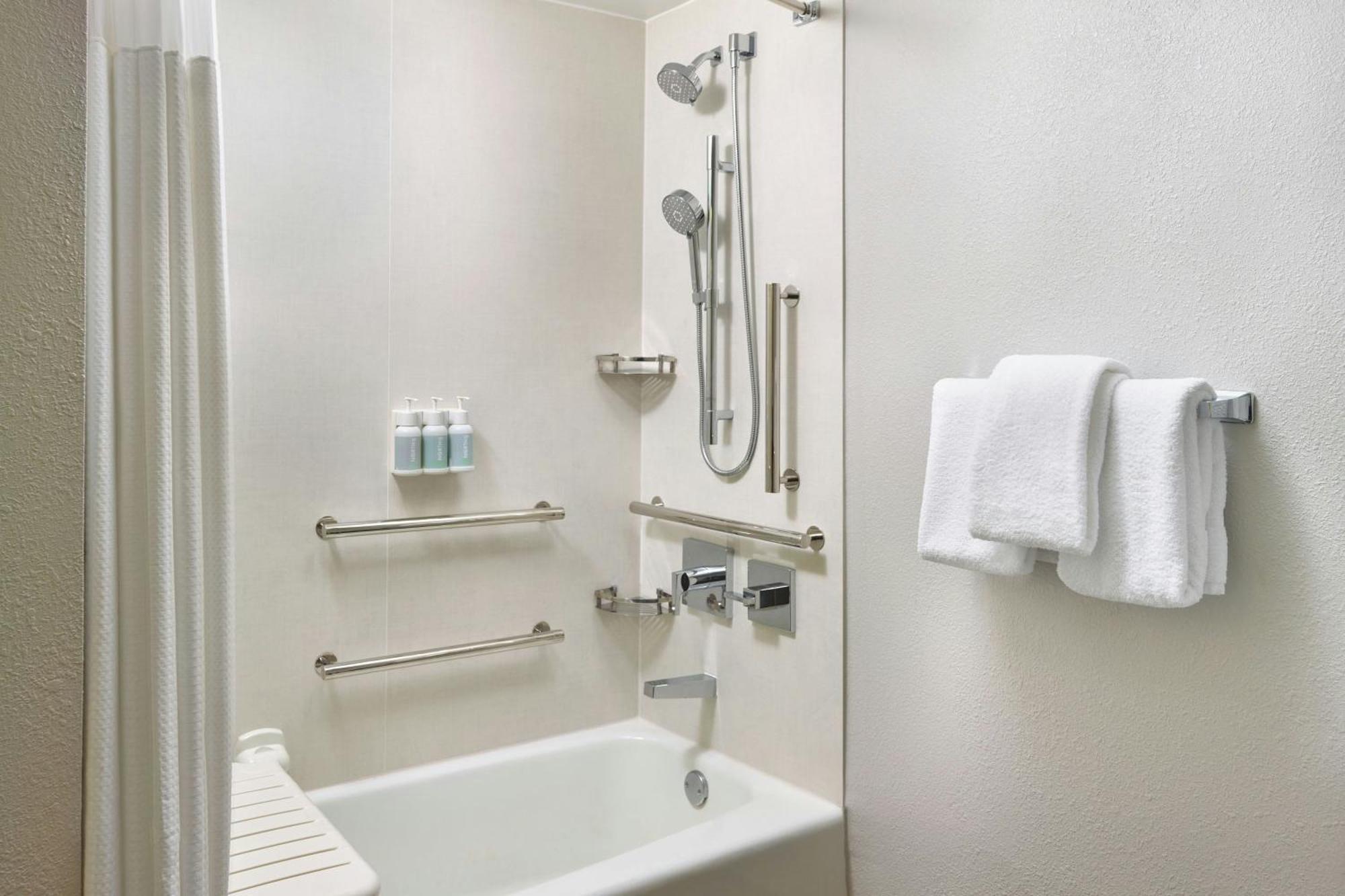 Courtyard By Marriott Indianapolis Castleton Hotel Buitenkant foto